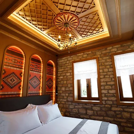 Mantho فندق Gjirokastër