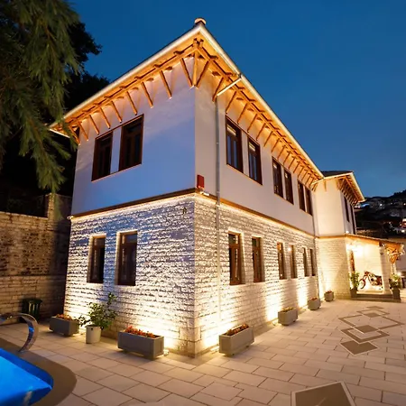 فندق Mantho Gjirokastër
