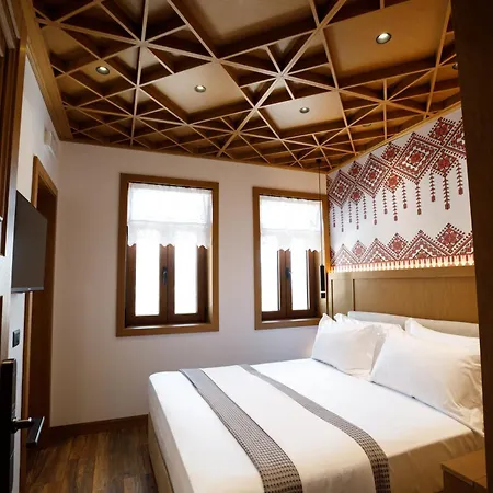Mantho فندق Gjirokastër